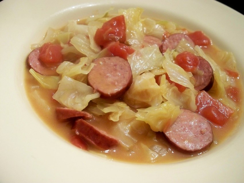Тушёная капуста с сосисками и картошкой