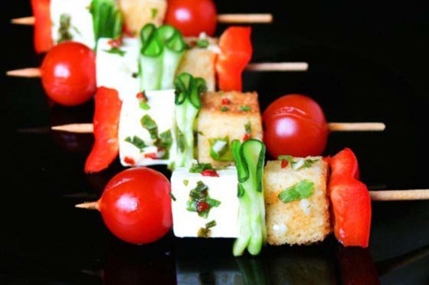 Канапе с черри и брынзой