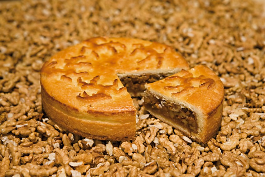 Яблочный пирог с орехами