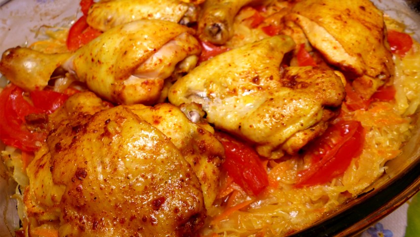 Куриные бедра с капустой в духовке