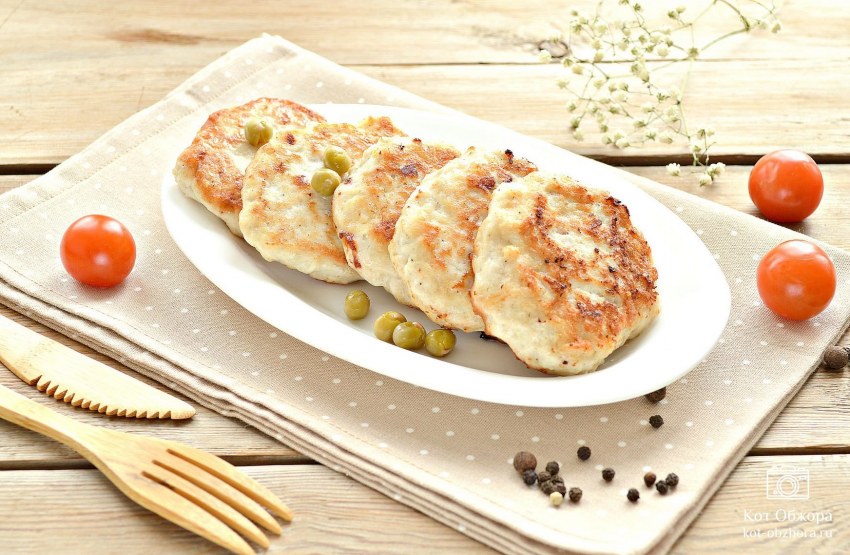 Куриный рулет в беконе с яйцом