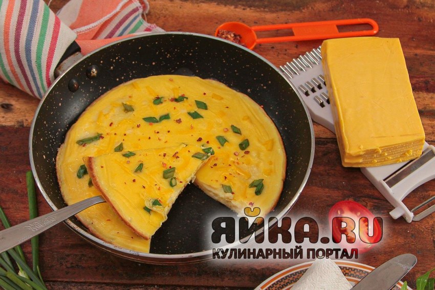 Пушистый омлет на сковороде