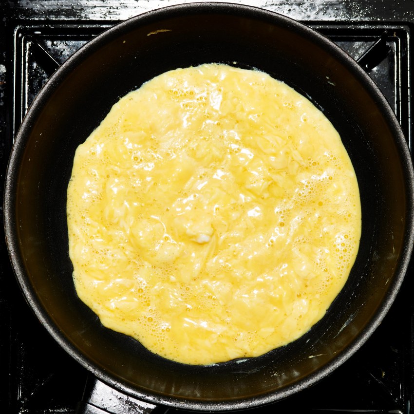 Омлет с помидорами и сыром