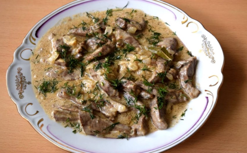 Гуляш из куриной печени с подливкой на сковороде