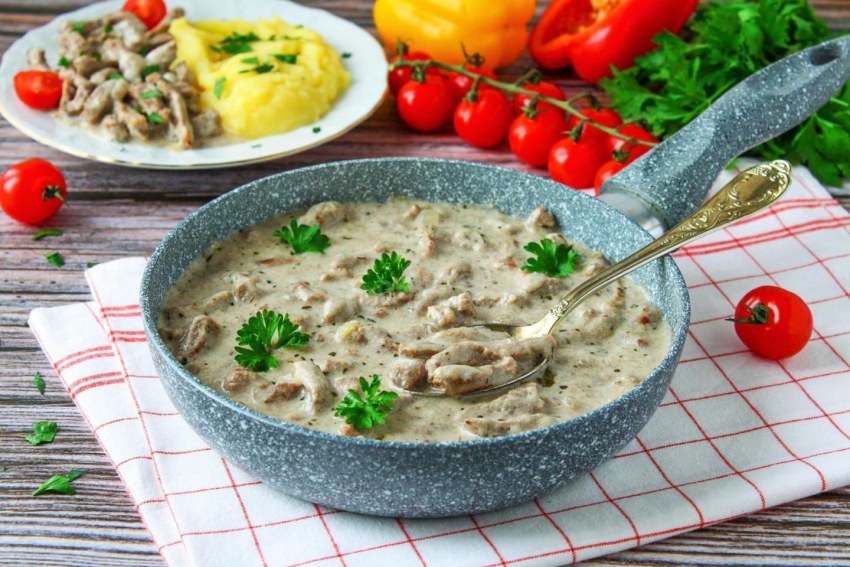 Бефстроганов со сметаной