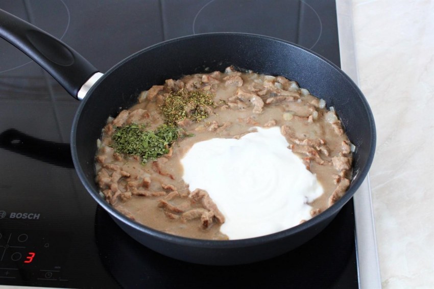 Бефстроганов из курицы с грибами