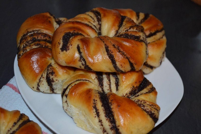 Булочки с маком из слоеного