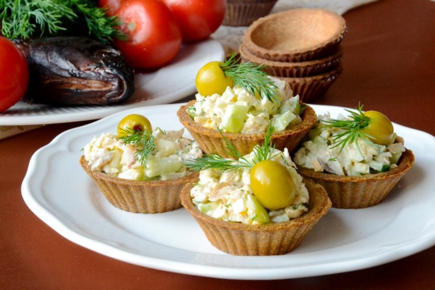 Закуска грибочки из яиц с помидорами
