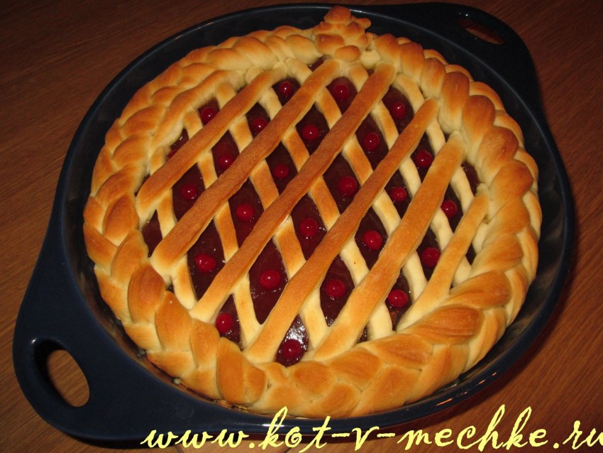 Дрожжевой пирог с яблоками и клубникой