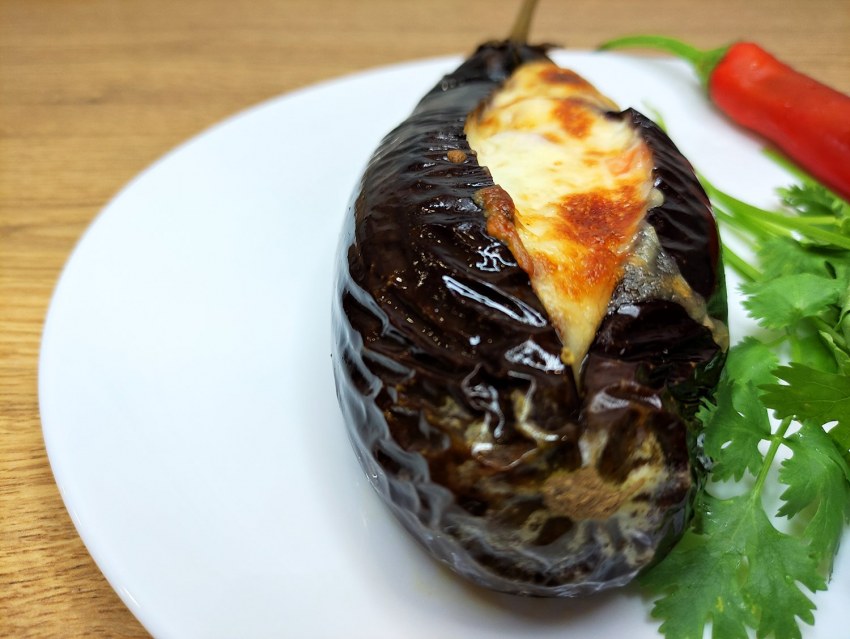 Рецепт теплого салата с перцем баклажаном и индейкой