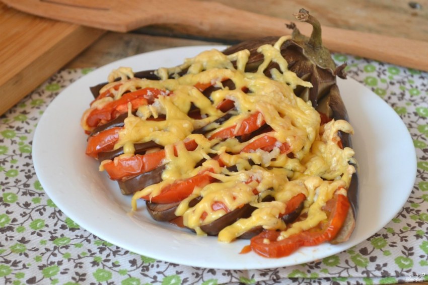 Баклажан веером в духовке с помидорами и сыром