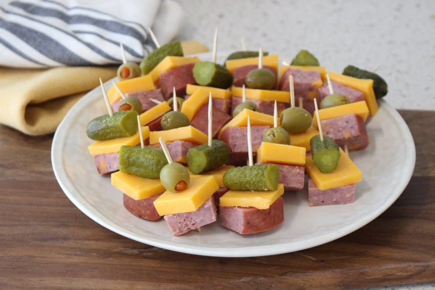 Канапе с салями и оливками