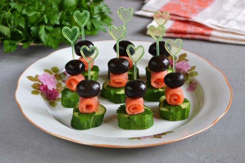 Канапе на шпажках с красной рыбой и маслинами