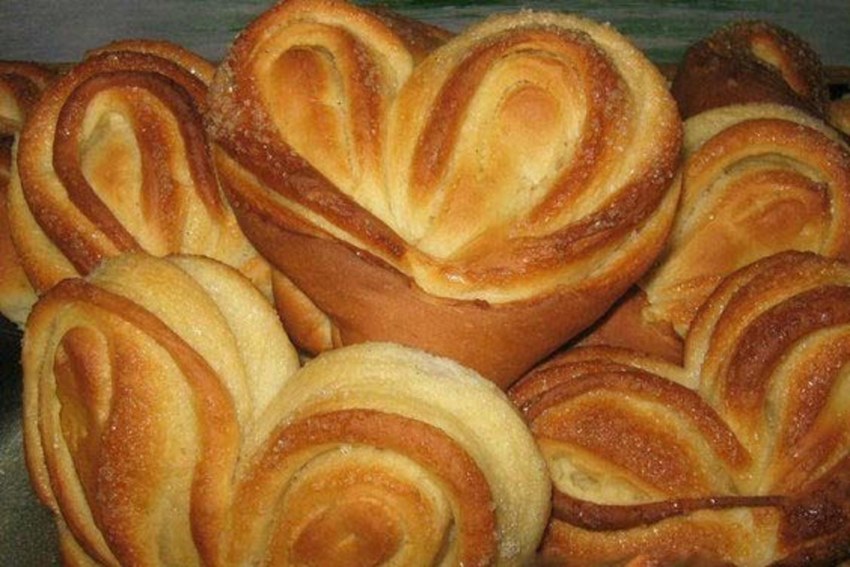 Выпечка завитушки с сахаром
