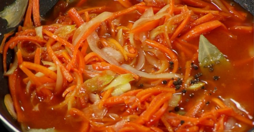 Скумбрия с овощами на сковороде с помидорами