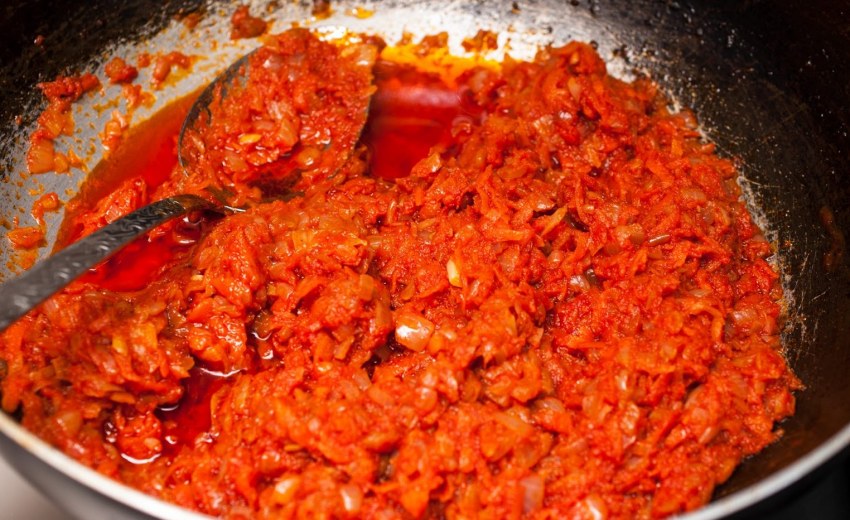 Мойва тушеная с луком и морковью
