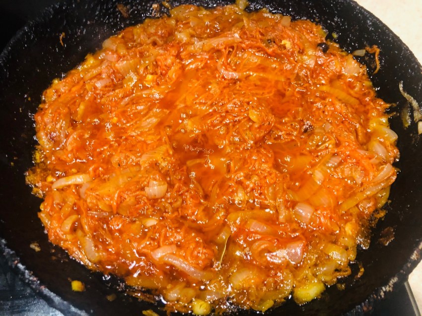 Горбуша с луком и морковью на сковороде