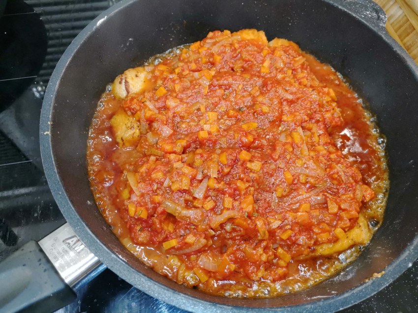 Скумбрия с овощами на сковороде в томатном соусе