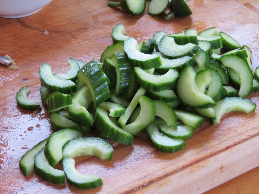 Салат из огурцов и лука