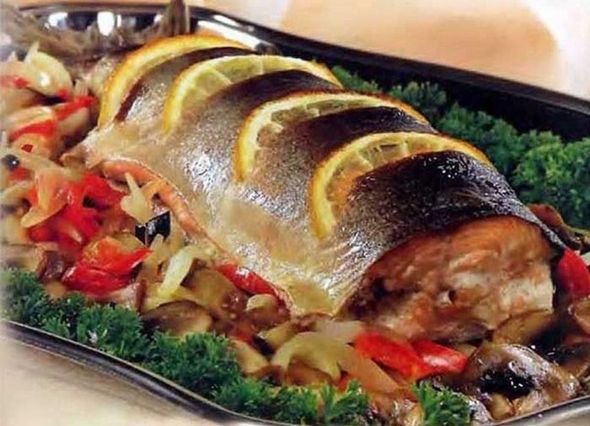 Форель на луковой подушке