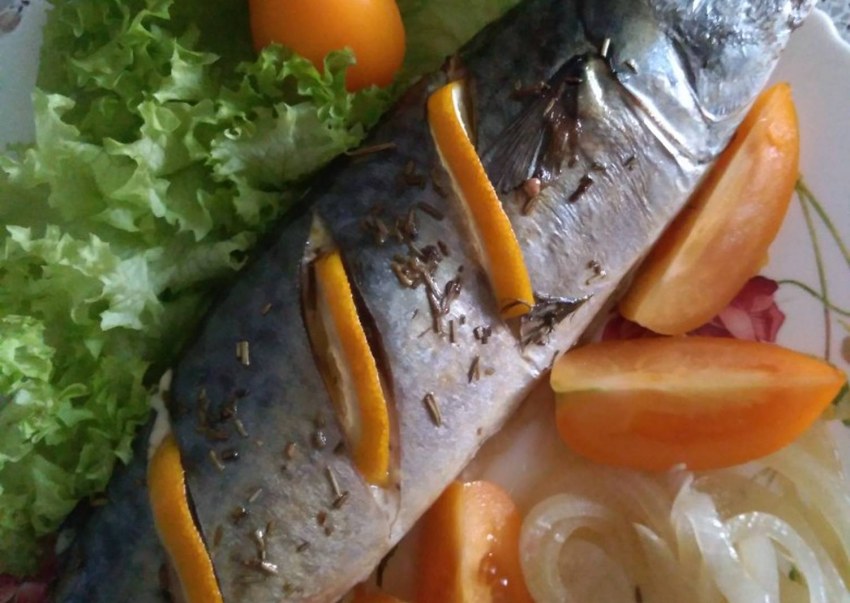 Красная рыбка на луковой подушке