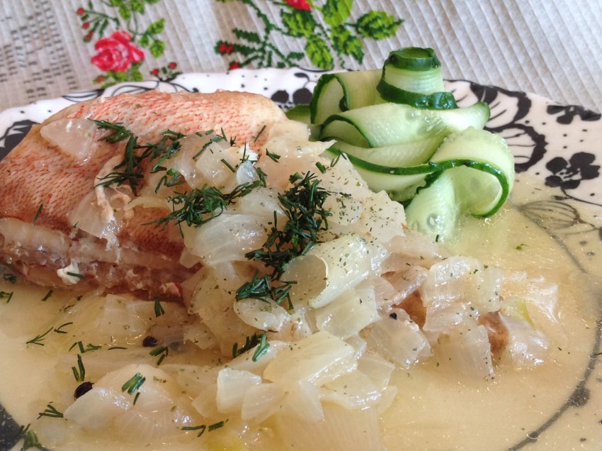 Скумбрия в духовке на луковой подушке