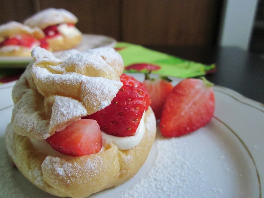 Пирожные Шу с клубникой