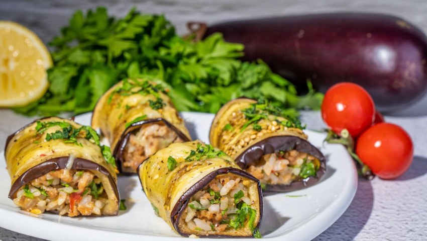 Рулетики из баклажана с фетой и помидорами