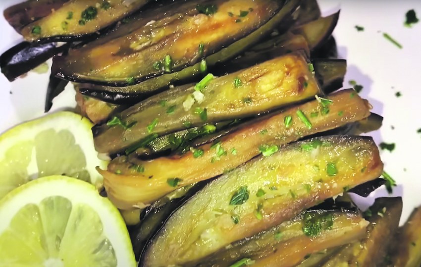 Жареные баклажаны с чесноком и помидорами