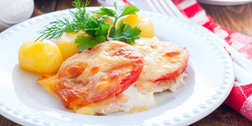 Горбуша запеченная с помидорами и сыром