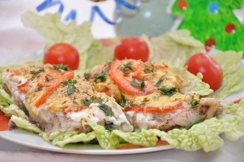 Рыба с помидорами и сыром