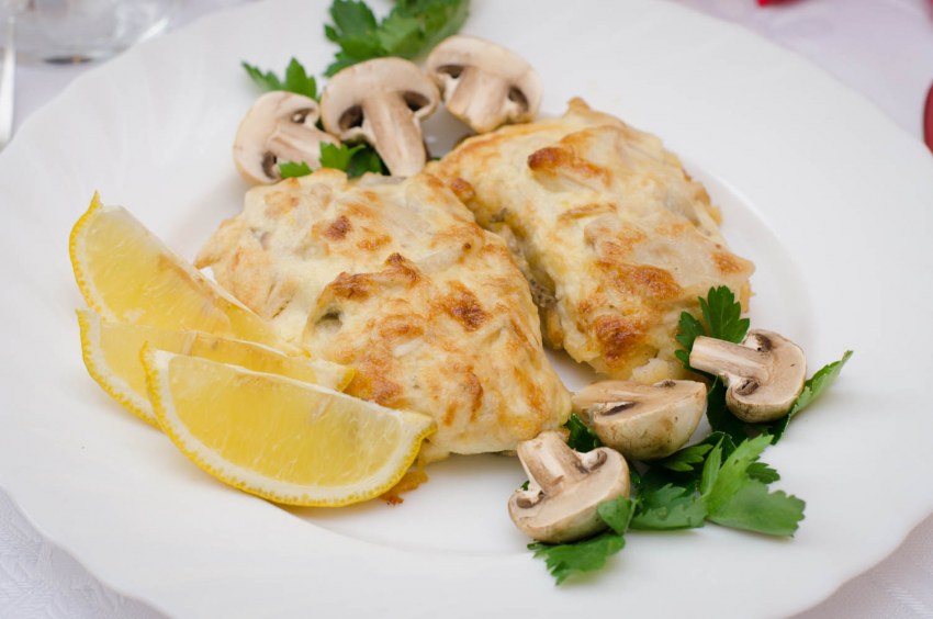 Куриное филе с грибами и сыром