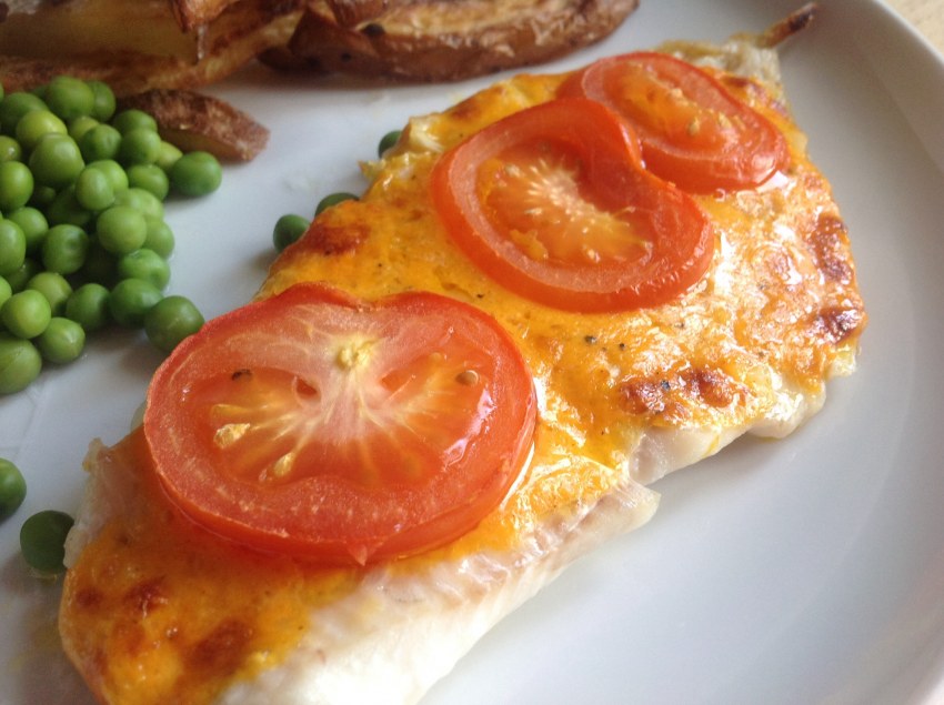 Рыба запеченная с помидорами и сыром