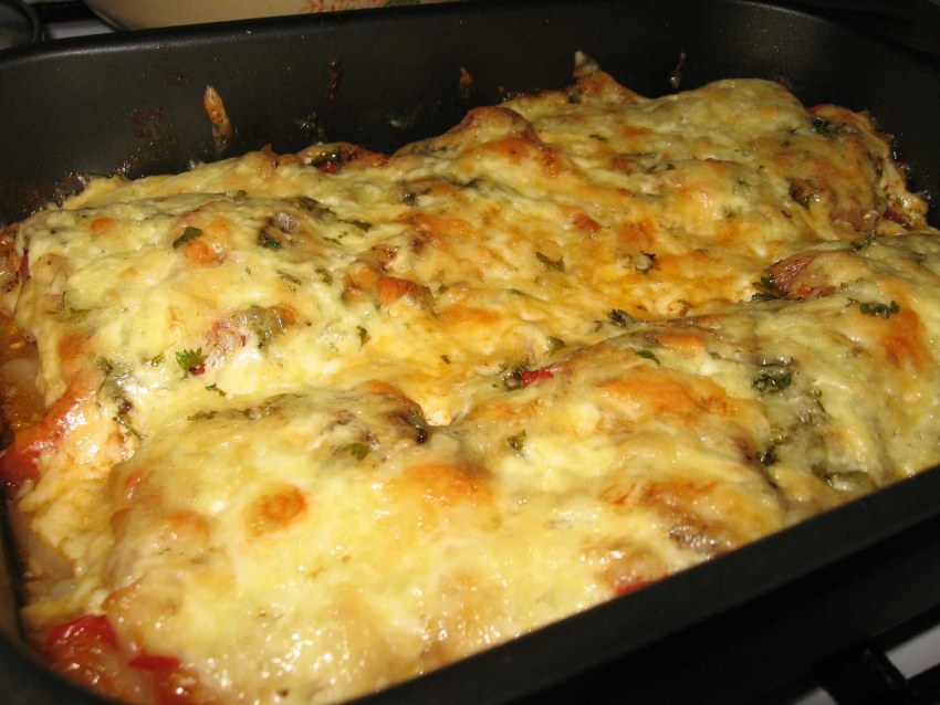 Рыба запеченная с помидорами и сыром