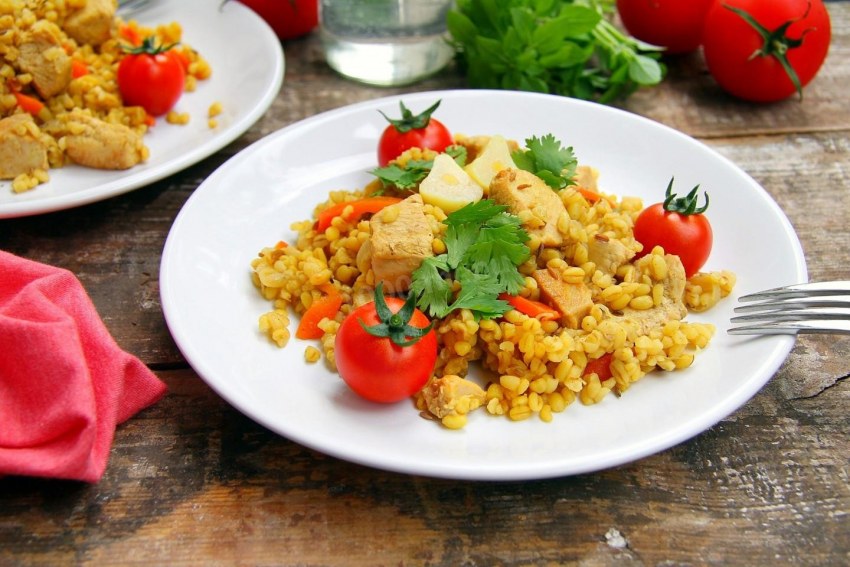 Булгур с курицей и овощами на сковороде