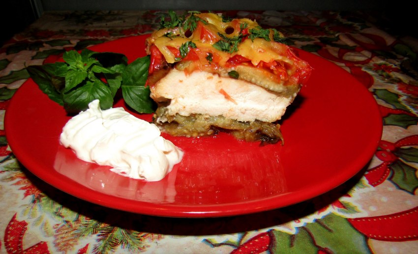 Запеканка с баклажанами и куриной грудкой и помидорами