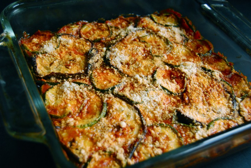 Запеканка из кабачков с курицей и помидорами