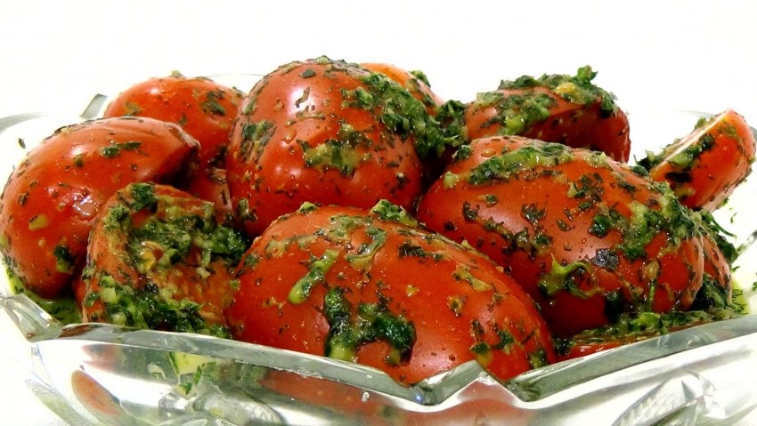Помидоры с чесноком и маслом