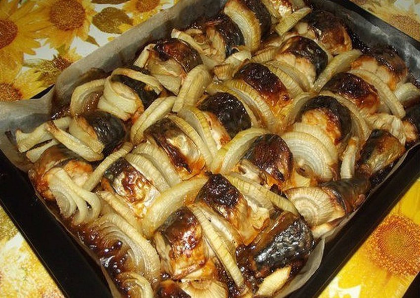 Скумбрия запеченная в духовке с луком