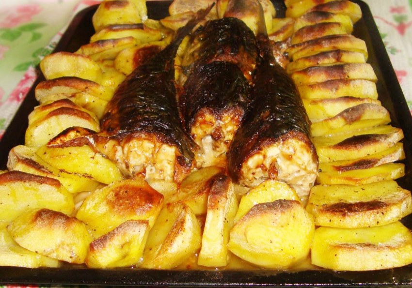 Скумбрия запеченная с картофелем