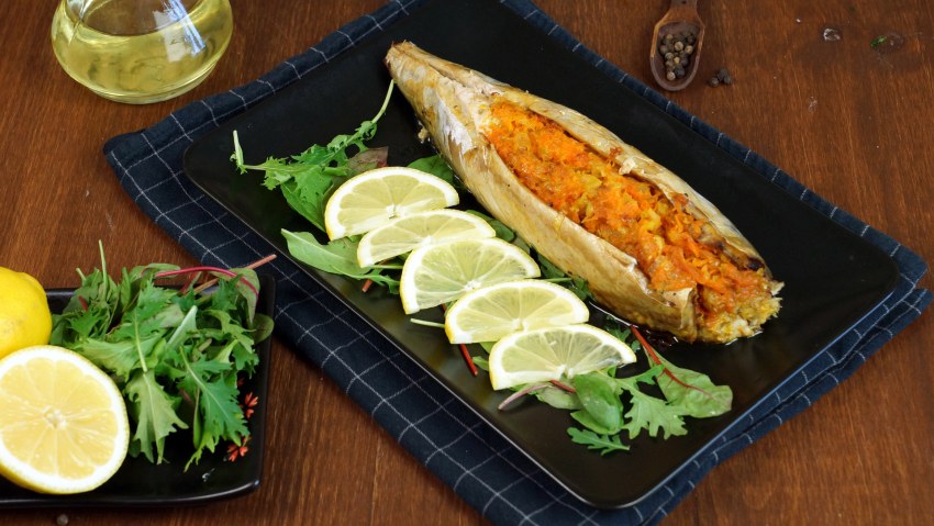 Запечённая скумбрия, фаршированная овощами