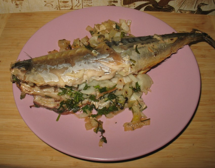 Скумбрия с морковью и луком и рисом