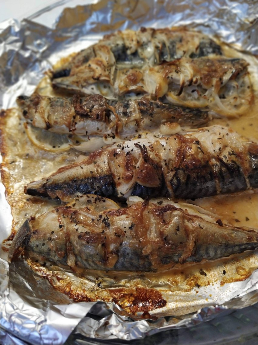 Скумбрия в духовке с морковью и луком