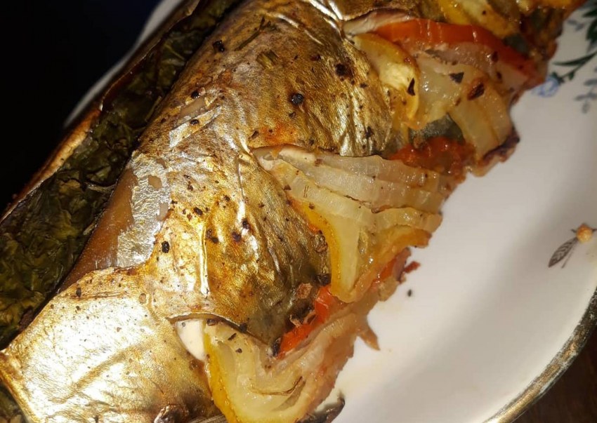 Скумбрия в духовке в фольге с лимоном и луком рецепты