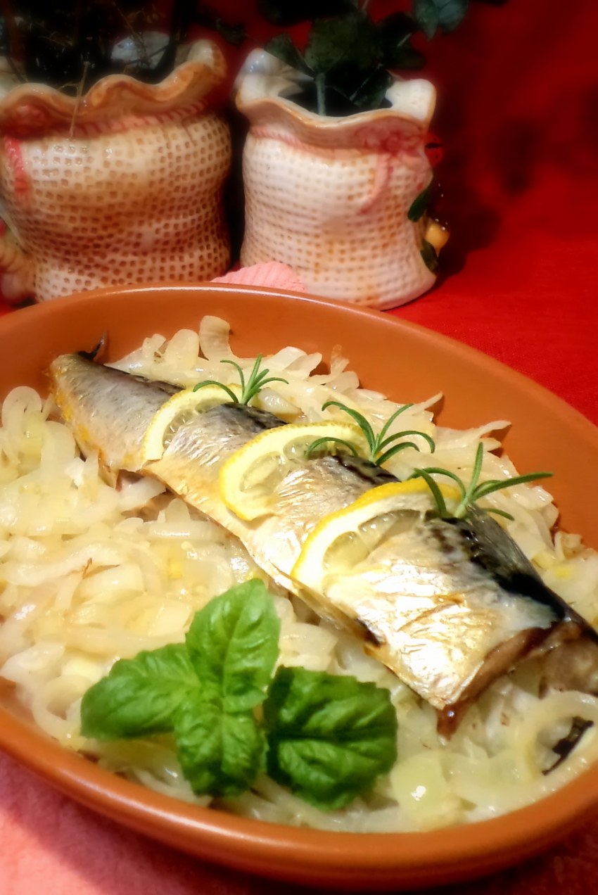 Скумбрия в духовке с лимоном и луком