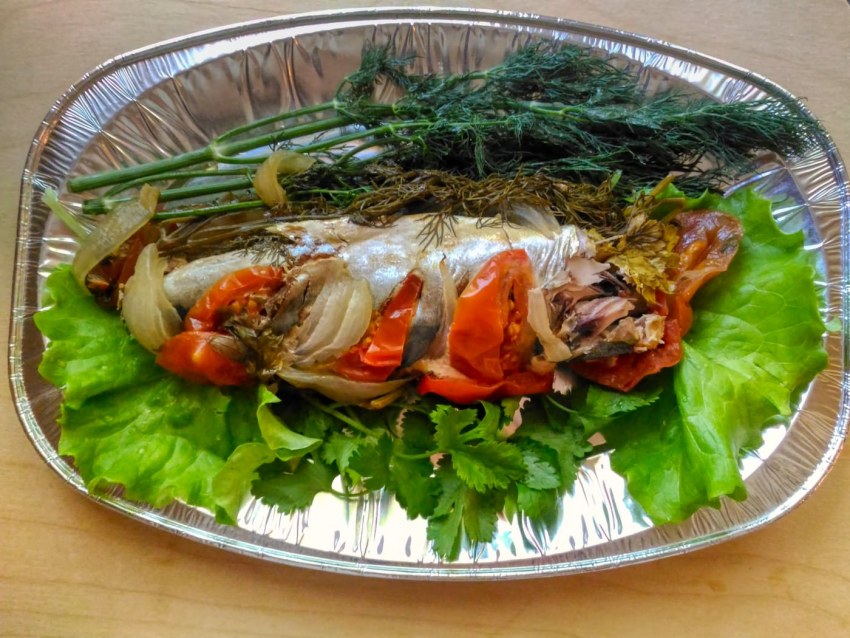 Скумбрия в духовке с помидорами и луком