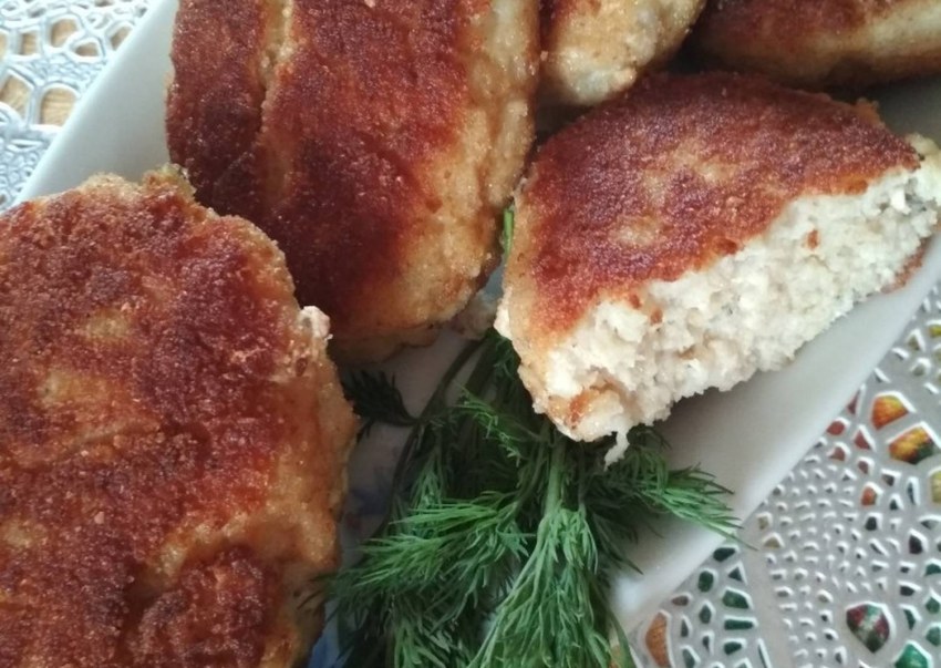 Рыбные котлеты с салом