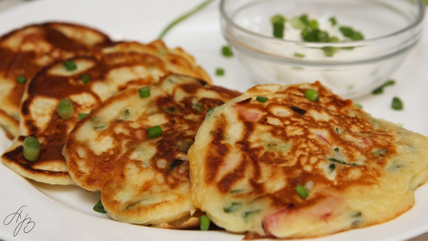 Кабачковые оладьи с сыром и колбасой на сковороде