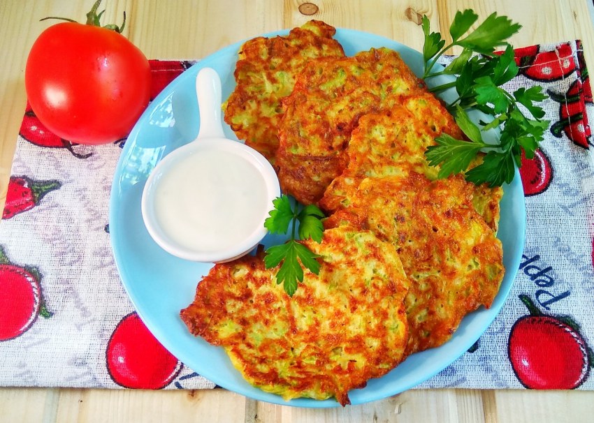 Кабачковые оладьи с сыром, колбасой и помидорами
