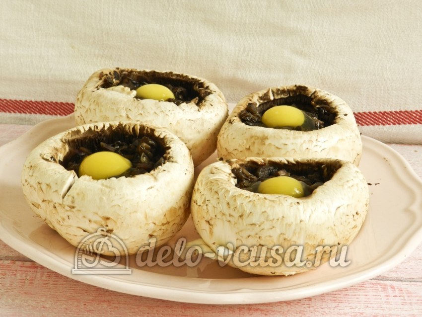 Шампиньоны с перепелиными яйцами